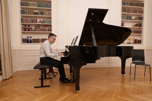 Gregor am Klavier