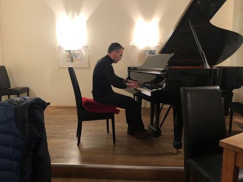Gregor am Klavier