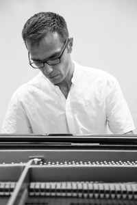 Gregor am Klavier
