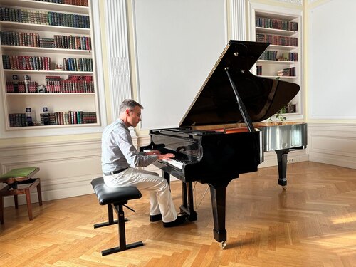 Gregor am Klavier